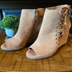 Lucky Brand Jaevin Sesame Peep Toe Wedge Booties Suede 6